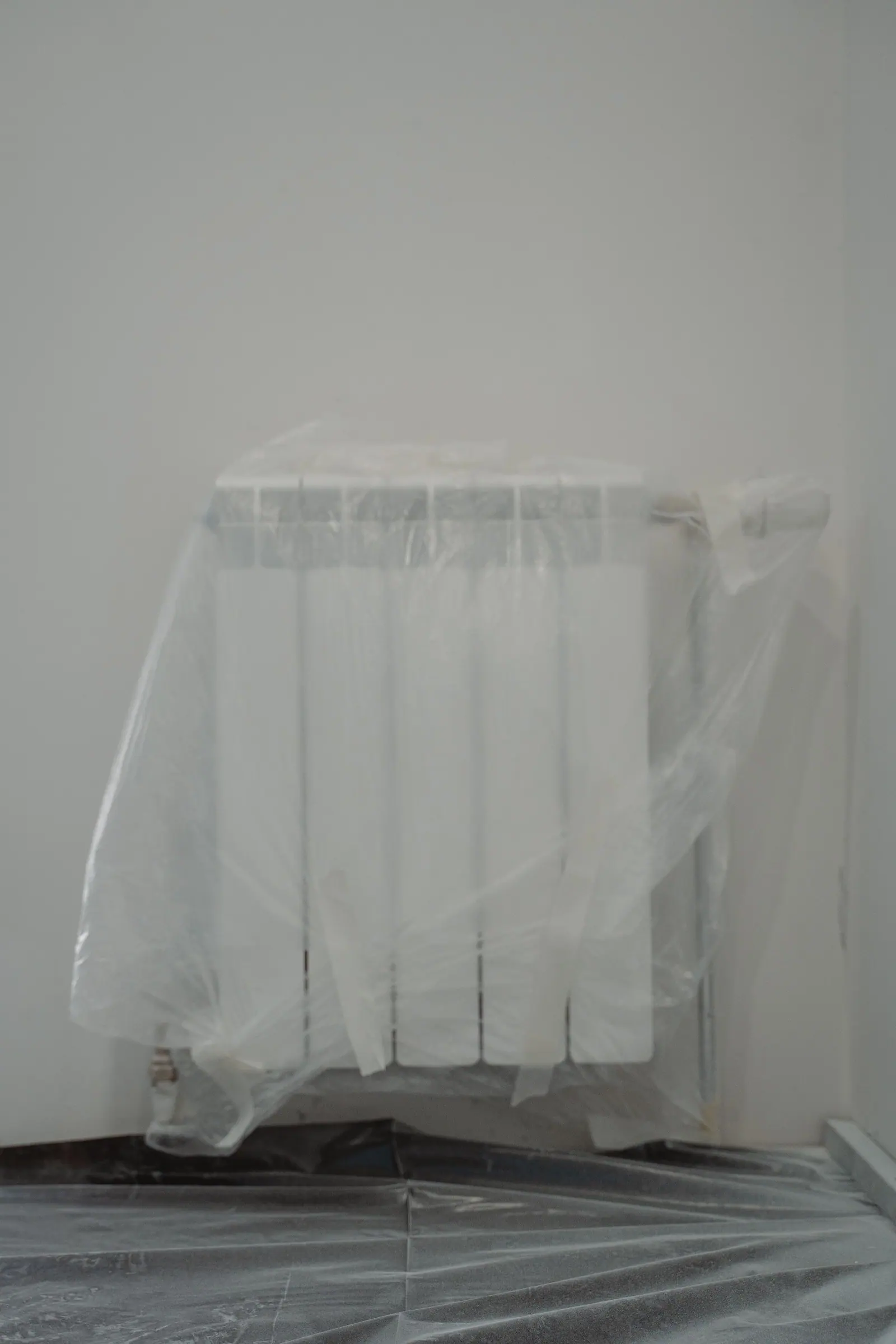 Radiateur protégé par un film plastique pendant un chantier de rénovation