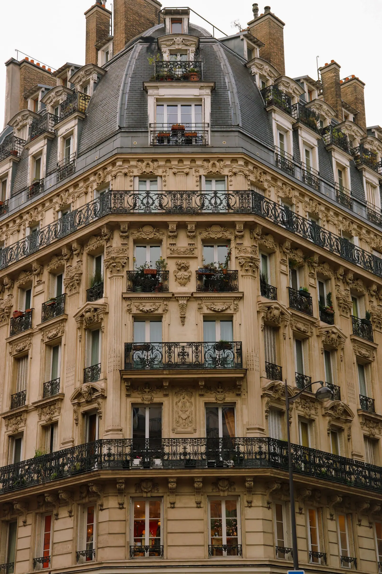 Façade haussmannienne en pierre de taille avec balcons filants, typique du parc collectif francilien