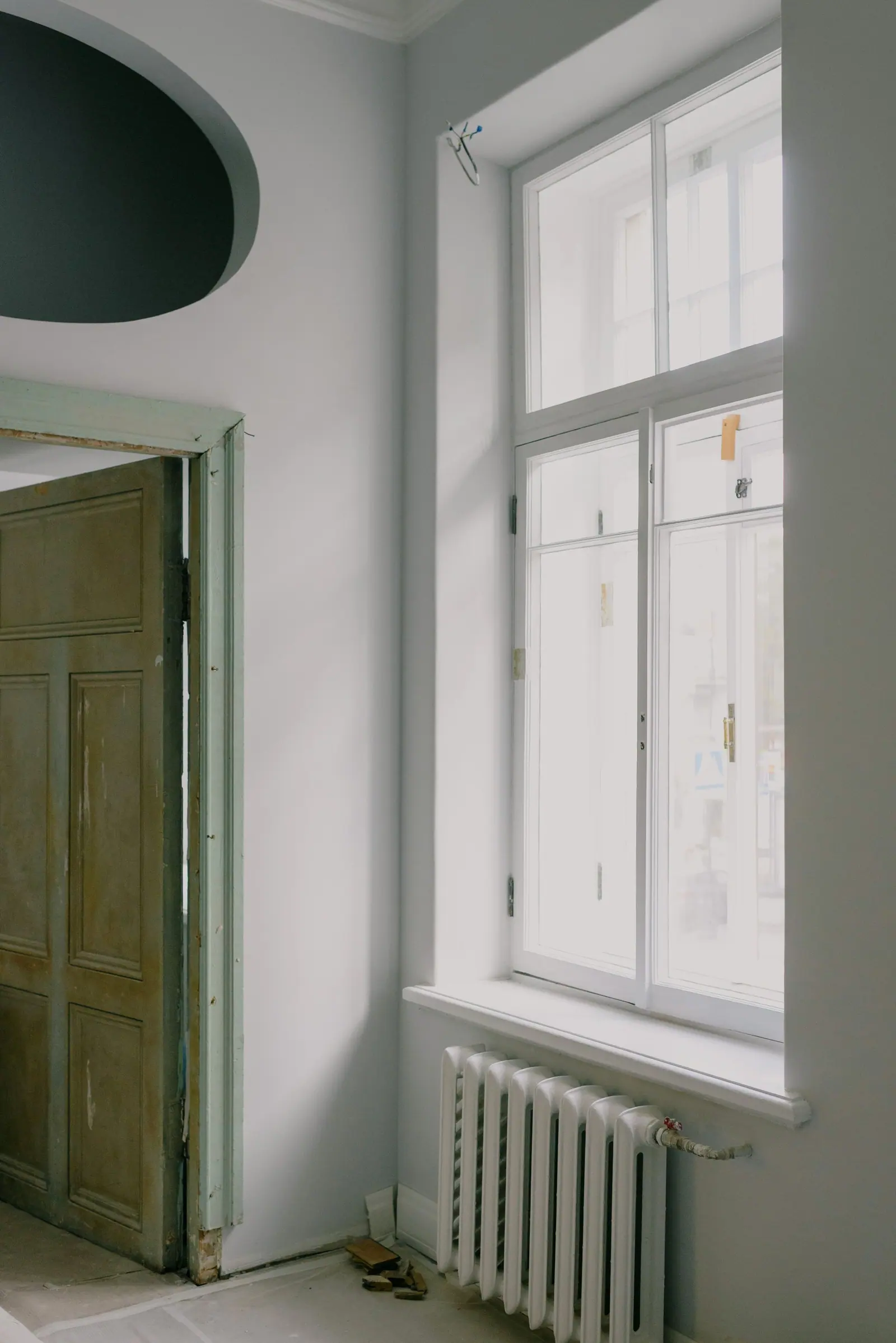 Intérieur lumineux d'un logement neuf avec radiateur installé sous la fenêtre