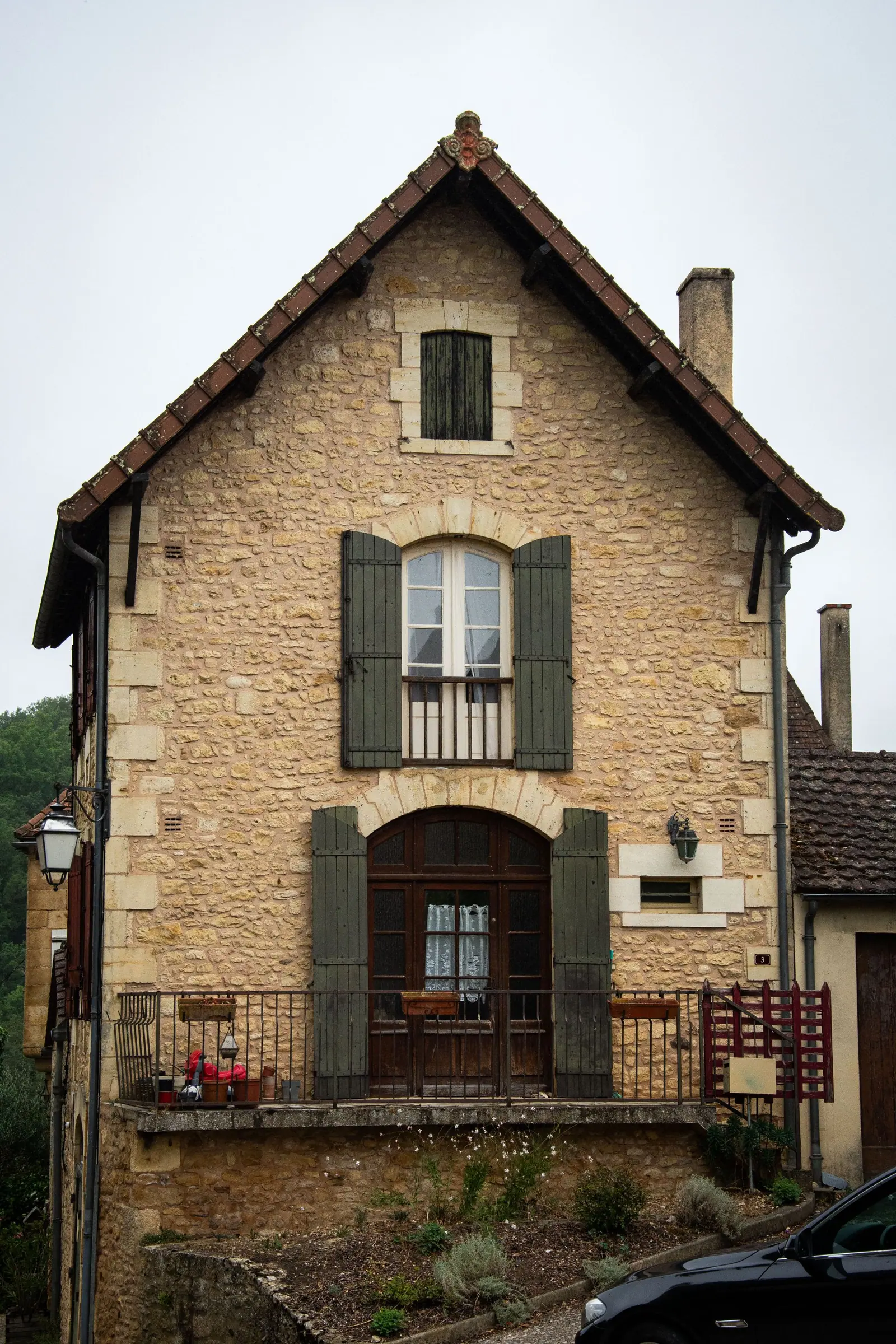 Maison individuelle en pierre en Nouvelle-Aquitaine, typique du bâti ancien à forte inertie